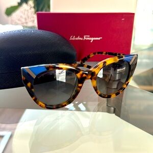 FERRAGAMO sunglasses cat eye frame